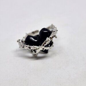 Thorn Wrapped Black Heart Ring Silver Tone Fashion Jewelry Size 6 Open Band